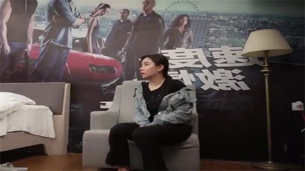 代班小哥激情邂逅牛仔外套辣妹，野战诱惑无限